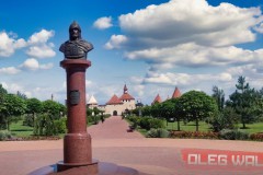 Walking-in-Bender-5-August-Statue-in-Fortress